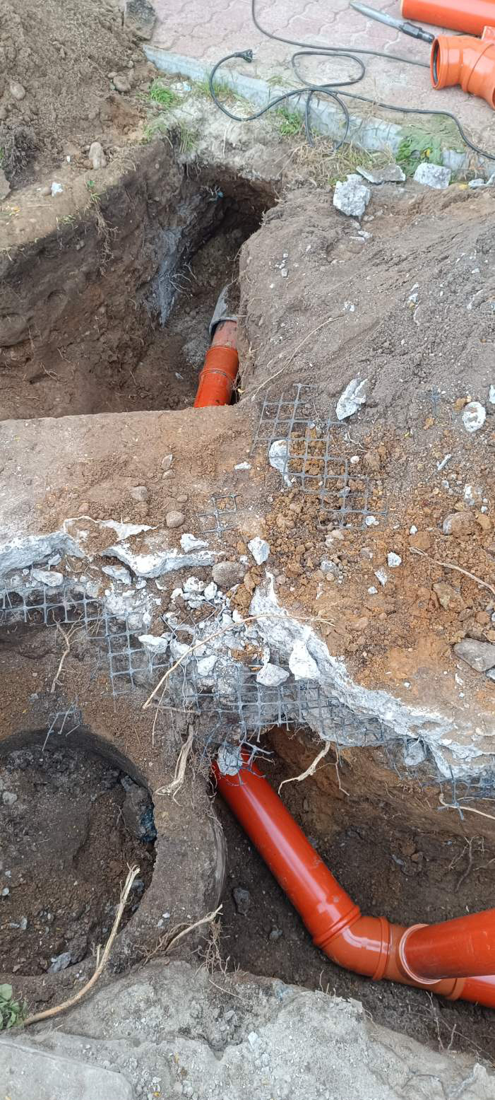 Volt, hogy lapátnyi törmeléket szedtünk ki egy kistarcsai csatornából