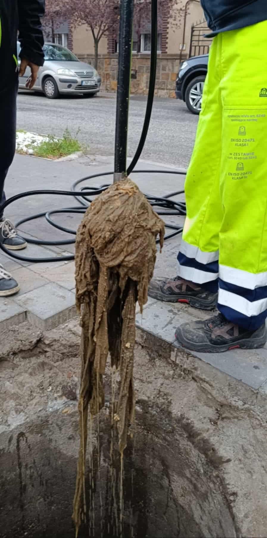 Volt, hogy lapátnyi törmeléket szedtünk ki egy kistarcsai csatornából