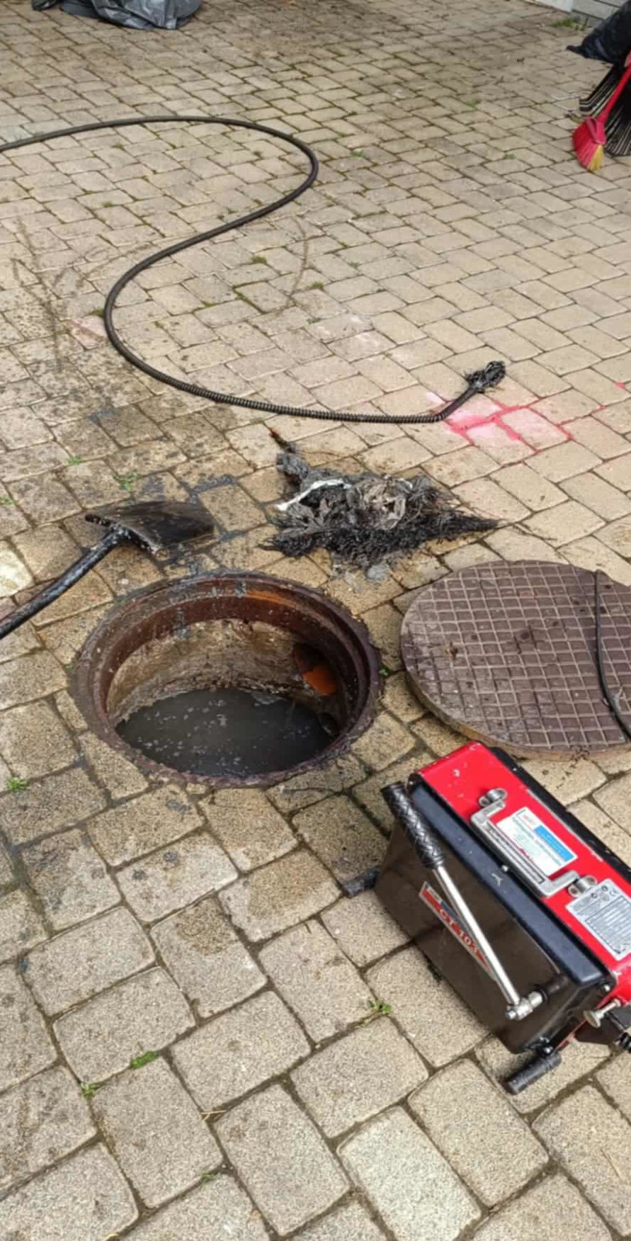 Volt, hogy lapátnyi törmeléket szedtünk ki egy kistarcsai csatornából