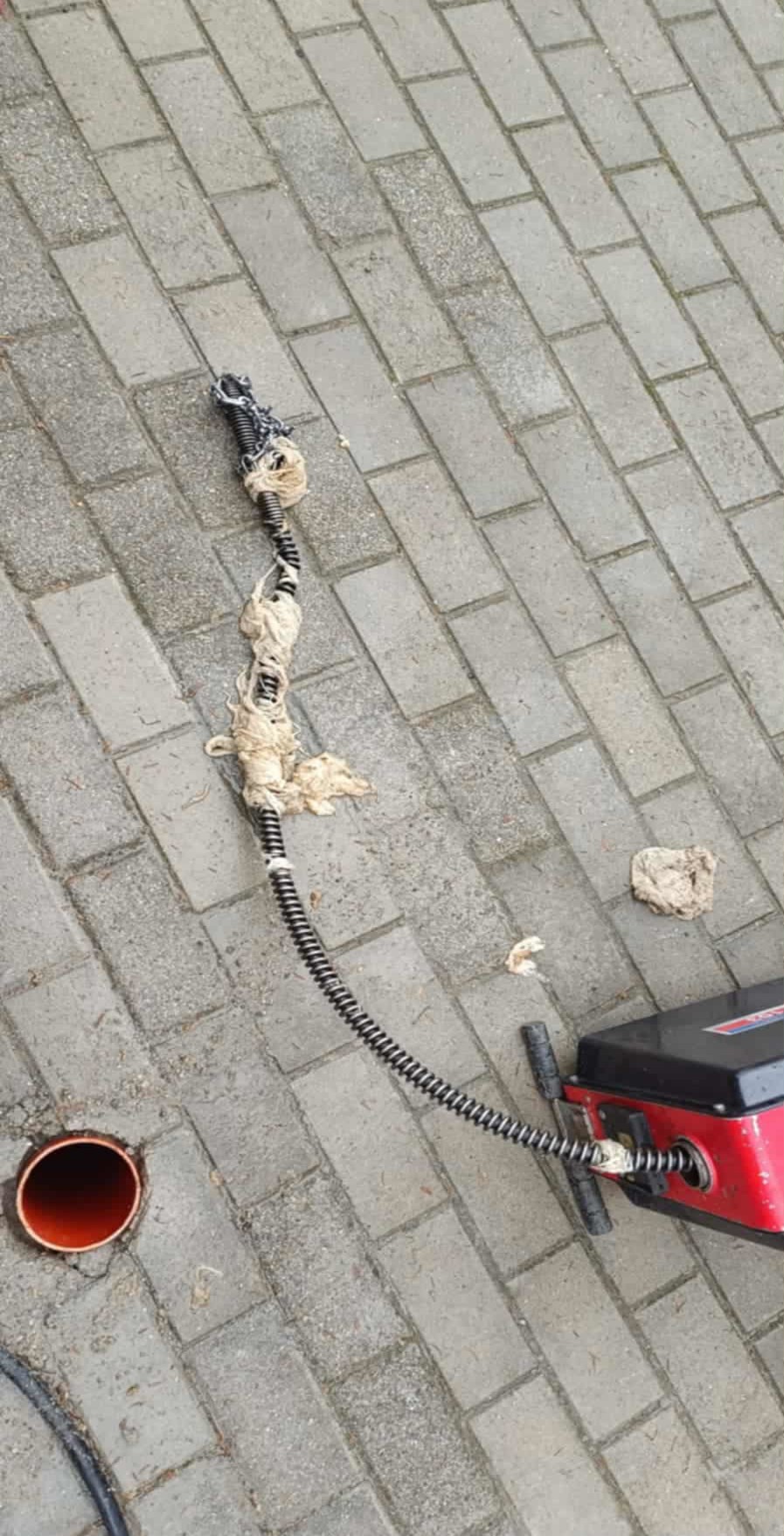 Volt, hogy lapátnyi törmeléket szedtünk ki egy kistarcsai csatornából